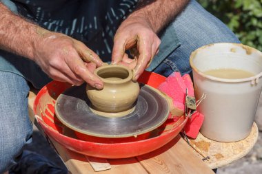 Ellerinizle çömlekçi tekerleği ile oluşturma kil kavanoz