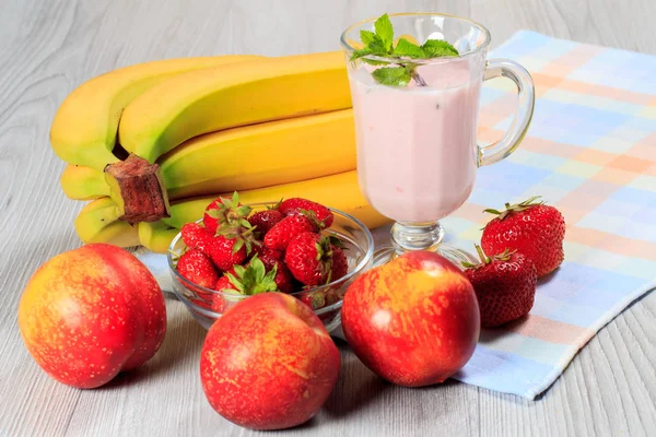 Glas Joghurt mit Minze und frischen Erdbeeren, Nektarine, Ba — Stockfoto