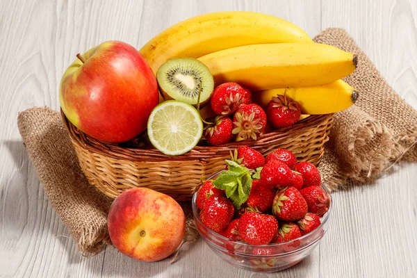 Frische Erdbeeren in der Glasschüssel, Nektarine, Limette, Kiwi, Ba — Stockfoto