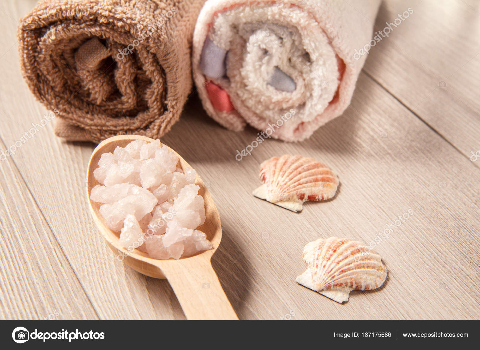 Cucchiaio di legno con sale marino bianco per procedure con bagno ... Cucchiaio di legno con sale marino bianco per procedure con bagno ...
