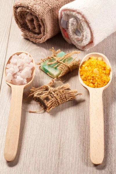 Cucharas de madera con sal marina blanca y amarilla y jabón artesanal f — Foto de Stock