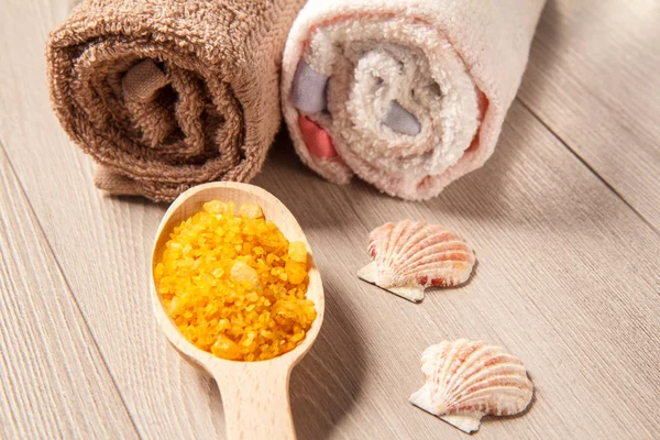 Cuchara de madera con sal marina amarilla para los procedimientos de baño con t — Foto de Stock