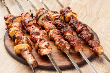 Ahşap doğrama üzerinde ızgara şiş üzerinde ızgara domuz kavrulmuş 