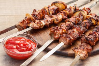 Ahşap doğrama üzerinde ızgara şiş üzerinde ızgara domuz kavrulmuş 