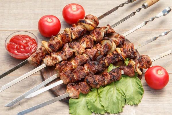 Şiş ızgara ve marul üzerinde kavrulmuş üzerinde ızgara domuz bırakır 