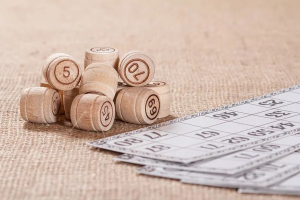 Loto jogo de tabuleiro em pano de saco. Barris de loto de madeira e jogo ca — Fotografia de Stock