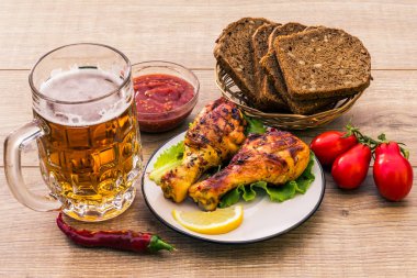 Izgara tavuk budu ve taze domates domates sau ile plaka üzerinde