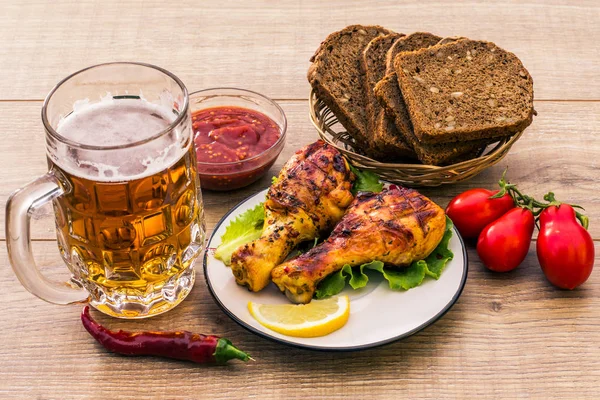 Izgara tavuk budu ve taze domates domates sau ile plaka üzerinde