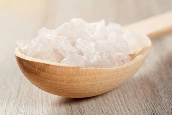 Wellness jellegű termékeket. A fehér-tengeri só fürdő a fakanállal — Stock Fotó