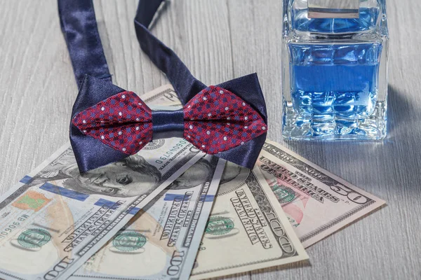Hombre perfume, pajarita y billetes de dólar — Foto de Stock