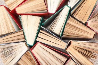 Çok eski kitaplar. Kullanılmış ciltli kitaplar. Yukarıdan görüntülemek