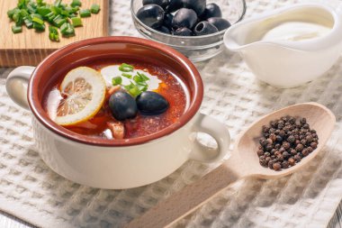 Çorba saltwort et, patates, domates, limon, Siyah Zeytin