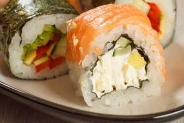 Uramaki Philadelphia kadar kapatın. Suşi rulo somon, nori, RI