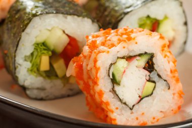 Uramaki California kadar kapatın. Suşi rulo nori, pirinç, adet ile 