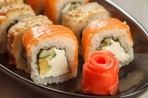 Zenzero messo sotto aceto da vicino nella forma di rosa rossa e rotoli di sushi — Foto Stock