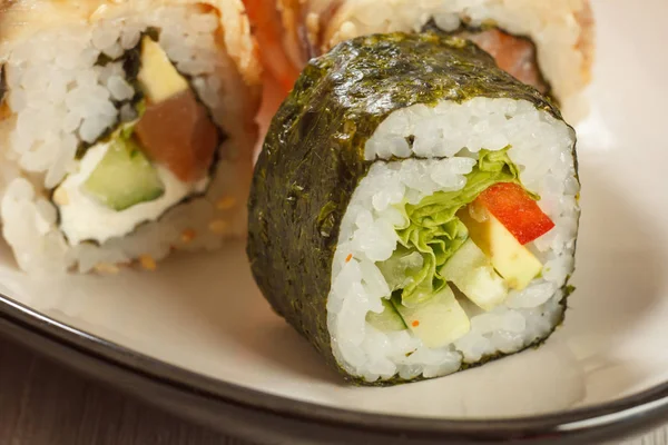 Chiudi Hosomaki con le verdure. Rotolo di sushi con nori, riso, p — Foto Stock