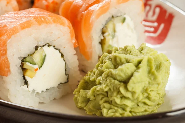 Chiudi Uramaki Philadelphia. Rotoli di sushi con salmone, nori, ri — Foto Stock