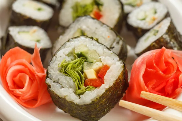 Cierre Hosomaki con verduras. Rollo de sushi con nori, arroz, p — Foto de Stock