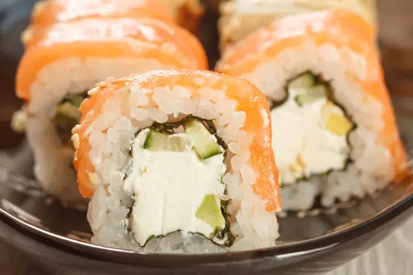 Chiudi Uramaki Philadelphia. Rotoli di sushi con salmone, nori, ri — Foto Stock