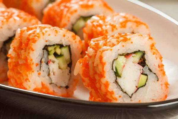 Chiudi Uramaki California. Rotoli di sushi con nori, riso, pezzi — Foto Stock