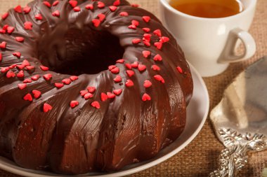 Cara yapılan küçük kalpler ile dekore edilmiş ev yapımı çikolatalı kek