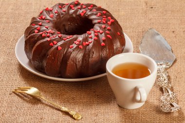 Cara yapılan küçük kalpler ile dekore edilmiş ev yapımı çikolatalı kek