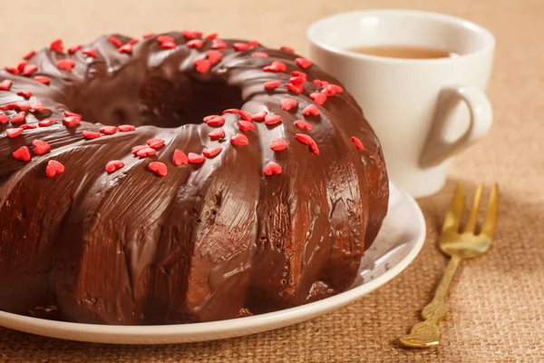 Домашний шоколадный торт, украшенный сердечками из кары — стоковое фото