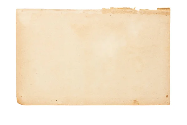 Foglio di vecchia carta ingiallita con bordi strappati irregolari su isol bianco — Foto Stock