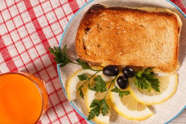 İyi ve lezzetli yiyecek ve içecekler kahvaltı için. İle tost 