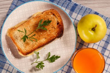 Tereyağı ve beyaz tabak, apple ve bardak peynir ile kızarmış ekmek 