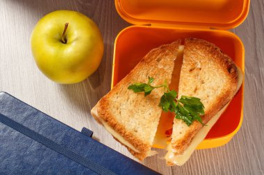 Tost dilim ekmek, peynir ve gre kutusuyla sarı sandviç
