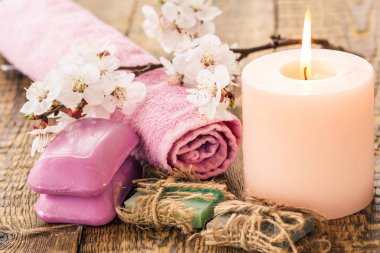 Banyo yordamları için havlu ile sabun ve mum ile yazma