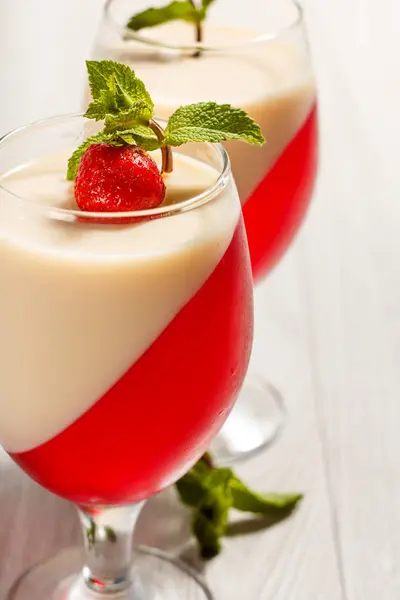 Cereza y jalea de leche en los vasos decorados con hojas de menta — Foto de Stock