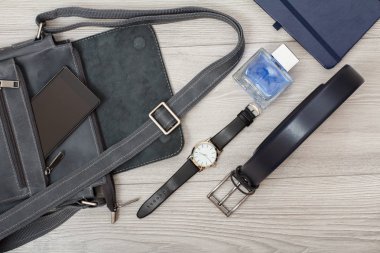 Deri omuz çantası, cep telefonu olan erkekler için kol saati