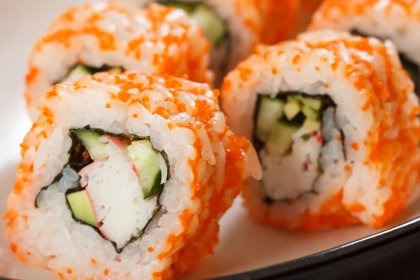 Chiudi Uramaki California. Rotolo di sushi con nori, riso, pezzi — Foto Stock