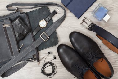 Deri omuz çantası cüzdan ve kol saati üstünde o, p olan erkekler için