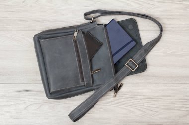 Cep telefonu ve dizüstü ben üzerinde olan erkekler için deri omuz çantası