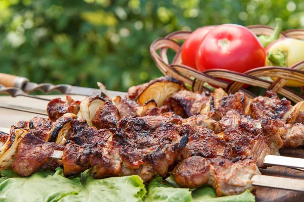 烤猪肉在金属串和生菜叶子上木 chopp — 图库照片