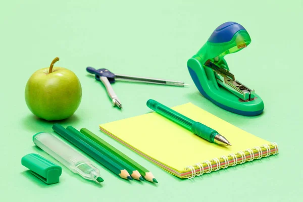 Material escolar. Bússola, lápis de cor, caderno com caneta, maçã e grampeador . — Fotografia de Stock