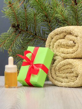 Havlu, aromatik yağ, hediye kutusu ve köknar ağacı dallı spa kompozisyonu