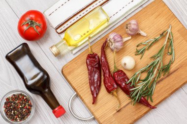 Sebze, yeşillik ve baharatlar ahşap tahta üzerinde et veya balık pişirmek için.