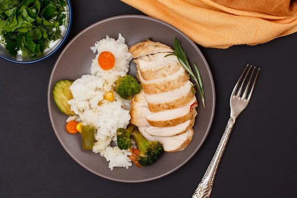 Запеченные куриные грудки или филе на тарелке с рисом и овощами на тарелке . — стоковое фото