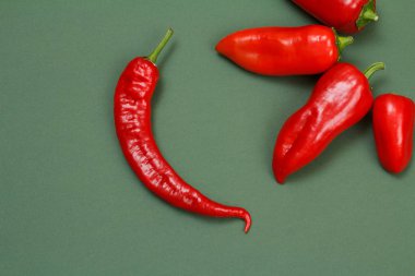 Taze kırmızı acı ve yeşil arka planda dolmalık biber..