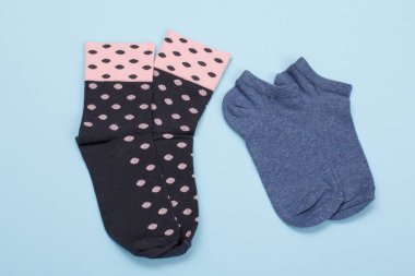 Mavi arka planda iki kadın çorabı.