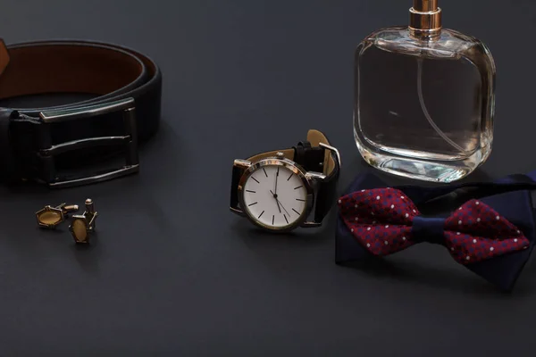 Männer-Accessoires im Business-Stil. Luxus-Geschäftsmann Attribute auf schwarzem Hintergrund. — Stockfoto