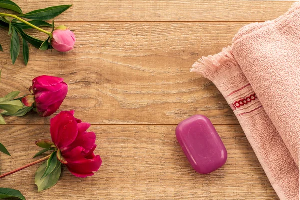 Productos de spa para el cuidado facial y corporal. Toalla de rizo suave con jabón . — Foto de Stock