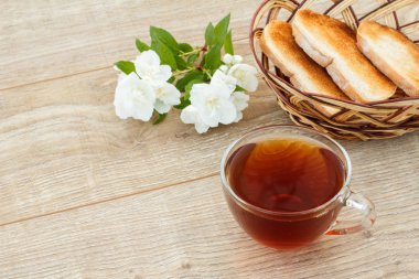 Beyaz yasemin çiçekleri ile yeşil çay Cam fincan