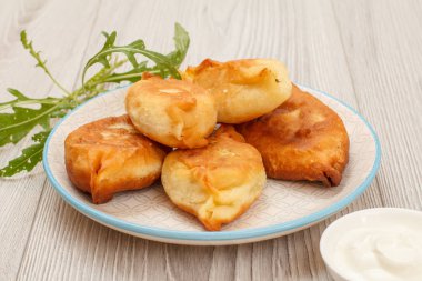 Tahtada kızarmış turta tabağı.