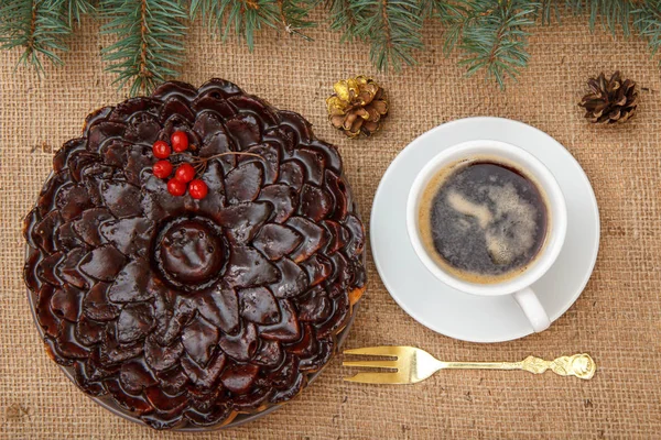 Chocolate cake decorated with bunch of viburnum and cup of coffee — 스톡 사진