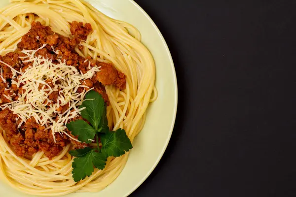 Plate with spaghetti bolognese on the black background. — Stock Photo, Image